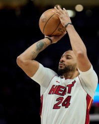 APP下载-板凳发力！诺曼·鲍威尔替补17中8砍下25分 三分7中3