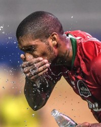 【中超】卡兰加头槌陈蒲破门 10人河南2比0青岛首胜