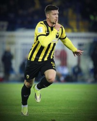 APP下载-希腊超约维奇梅开二度，雅典AEK客场2：2战平阿特罗米托斯|尼古拉·约维奇|全场_新浪体育_新浪新闻