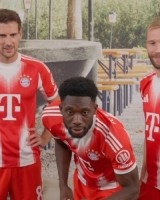 APP下载-拜仁晒球员滑瓶盖挑战视频，戴维斯和格纳布里最终胜出